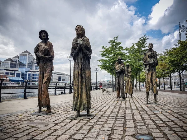 DUBLÍN, IRLANDA - 4 de agosto de 2019: Las estatuas del hambre en Dublín —  Fotos de Stock