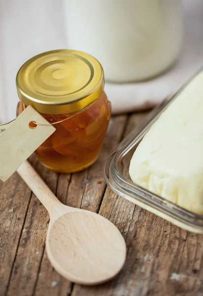 バター 牛乳と木製のスプーンとタグ — ストック写真