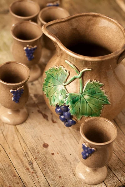 Brocca Tazze Ceramica Vino Tavola Rustica Legno — Foto Stock
