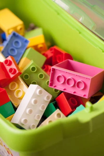 Çocuklar Için Bir Kutuda Plastik Blok Oyuncakları — Stok fotoğraf