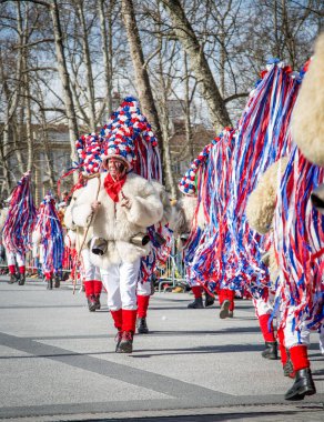 Ljubljana, Slovenya - 22 Şubat 2020: Ljubljana 'da pek çok benzersiz ve geleneksel Sloven karnaval maskeli geleneksel ejderha karnavalı.