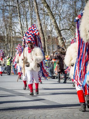 Ljubljana, Slovenya - 22 Şubat 2020: Ljubljana 'da pek çok benzersiz ve geleneksel Sloven karnaval maskeli geleneksel ejderha karnavalı.