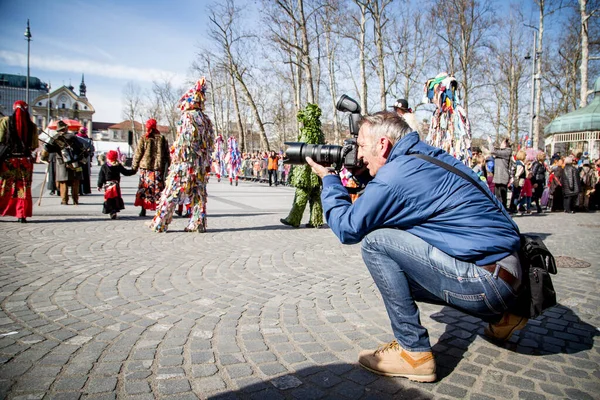 Lublana Słowenia Lutego 2020 Fotograf Tradycyjnym Karnawale Smoków Lublanie Wieloma — Zdjęcie stockowe