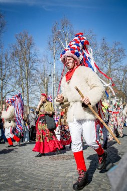 Ljubljana, Slovenya - 22 Şubat 2020: Ljubljana 'da pek çok benzersiz ve geleneksel Sloven karnaval maskeli geleneksel ejderha karnavalı.