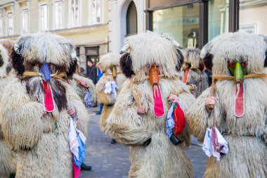 Ljubljana, Slovenya - 22 Şubat 2020: Ljubljana 'da pek çok benzersiz ve geleneksel Sloven karnaval maskeli geleneksel ejderha karnavalı.
