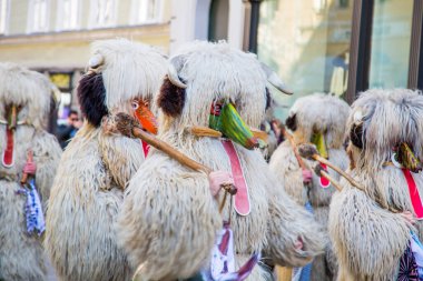 Ljubljana, Slovenya - 22 Şubat 2020: Ljubljana 'da pek çok benzersiz ve geleneksel Sloven karnaval maskeli geleneksel ejderha karnavalı.