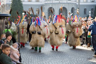 Ljubljana, Slovenya - 22 Şubat 2020: Ljubljana 'da pek çok benzersiz ve geleneksel Sloven karnaval maskeli geleneksel ejderha karnavalı.