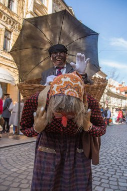 Ljubljana, Slovenya - 22 Şubat 2020: Ljubljana 'da pek çok benzersiz ve geleneksel Sloven karnaval maskeli geleneksel ejderha karnavalı.