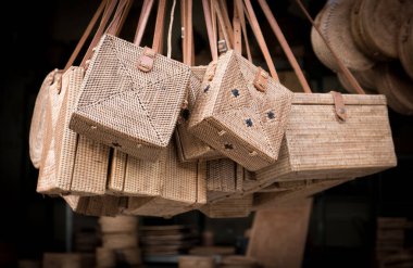 Ubud pazarında çok sayıda rattan çanta asılı