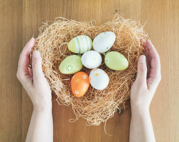 Las Manos Femeninas Sostienen Suavemente Nido Forma Corazón Con Huevos —  Fotos de Stock