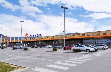 Nova Gorica, Slovenya - 24 Mart 2020: Coronavirus 'un önlenmesi nedeniyle Qlandia alışveriş merkezindeki birçok boş park yeri