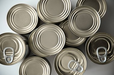 Coronavirüs salgınından dolayı konserve kutuları depolamak ve ev konseptinde kalmak.