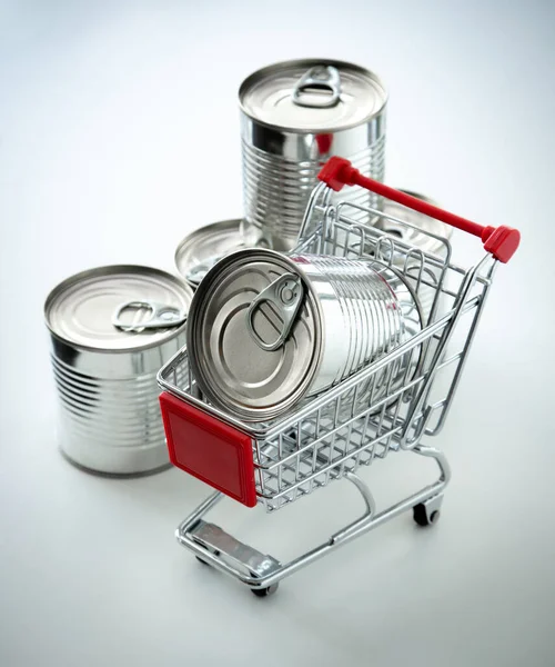 购物车玩具中罐装食品的概念形象 — 图库照片