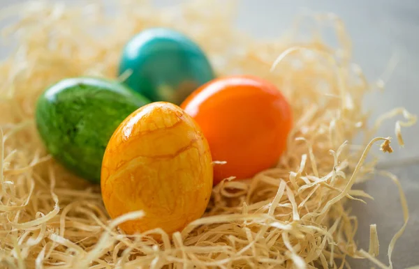 Yapay Yuvada Mermer Boyalı Paskalya Yumurtaları Pastel Renkler Parlak Yumurta — Stok fotoğraf