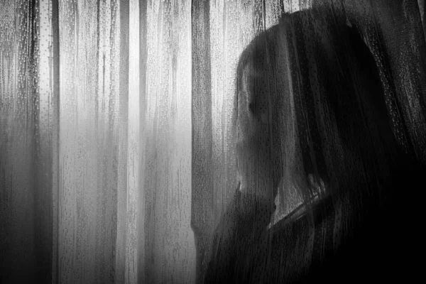 Депресивна Жінка Дивиться Крізь Вікно Під Час Карантину Через Домашнє — стокове фото