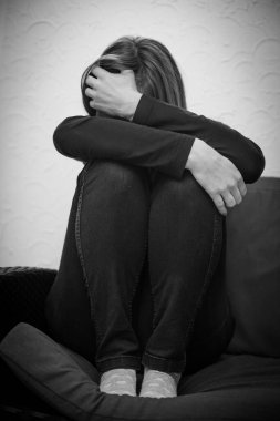 Aile içi şiddet, sosyal mesafeler veya fiziksel sorunlar nedeniyle karantina sırasında depresyonda olan kadın