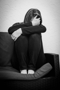 Aile içi şiddet, sosyal mesafeler veya fiziksel sorunlar nedeniyle karantina sırasında depresyonda olan kadın