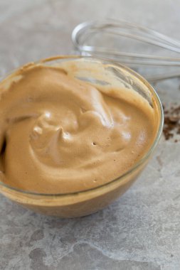 Dalgona Kahve Kreması, arka planda çırpılmış.