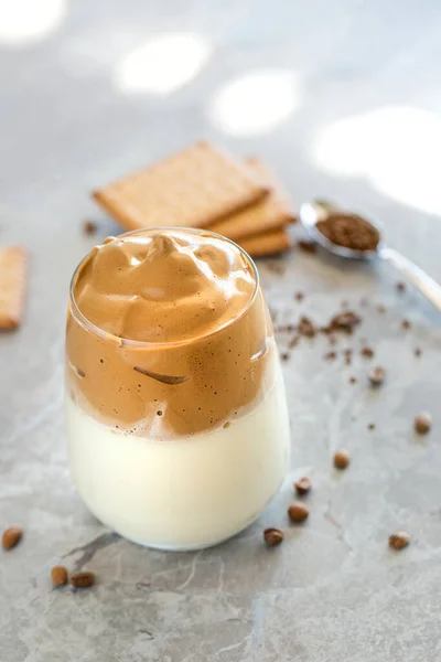 Crème Café Dalgona Avec Lait Dans Une Tasse Verre Avec — Photo