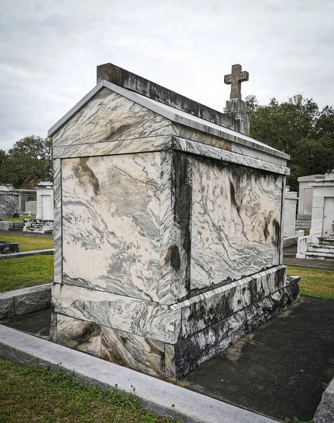 ニューオーリンズ アメリカ 2019年12月26日 ニューオーリンズ市公園近くのメタイリー墓地の墓 — ストック写真