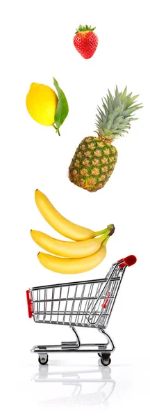 带有水果的购物车玩具在白色背景的隔离下掉落 — 图库照片