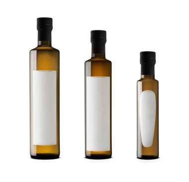 Beyaz arkaplanda boş etiketli 1000 ml, 750 ml ve 250 ml zeytinyağı zarif şişeleri