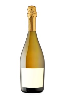 Beyaz arka planda izole edilmiş, altın folyolu ve boş etiketli bir şişe şampanya.