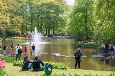 Güneşin Keukenhof Park tüyler ürpertici out insanlar