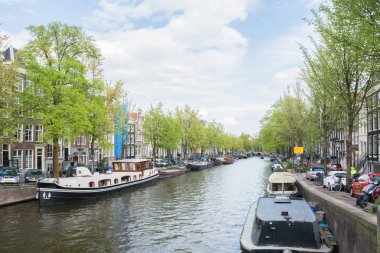 Tekneler, evleri cephe ve yeşil ağaçlar ile Hollandalı kanal üzerinden görüntülemek