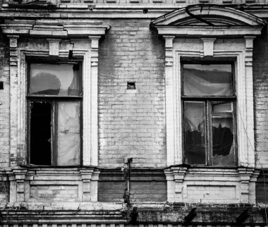 İki eski bir unkemp yeşil tuğla cephe ahşap pencereler kırık