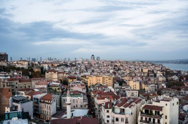 Bulutların üstünde Galata Kulesi İstanbul Boğazı üzerine sunset gökyüzünden doğal manzaralı