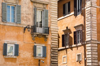 Eski sarı cepheler ile İtalyan evlerin ahşap pencere açmak