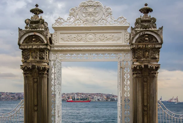 Dolmabahce Palace Gate leading to the Bosphorus at sunset — Stock Photo, Image