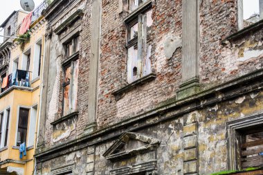 Eski bir dağınık ve ihmal edilen Bina Tuğla cephe