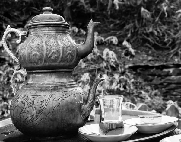 Two vintage Turkish teapots with one glass cup filled with tea — Stock Photo, Image
