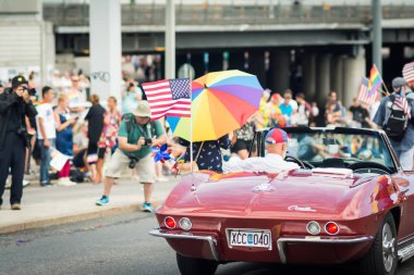 Arkadan görünüşü Stockholm gurur geçit töreni sırasında retro arabayı kullanan adam