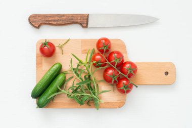 Taze malzemeler ahşap tahta yemek pişirmek için hazır üzerinde lezzetli salata için