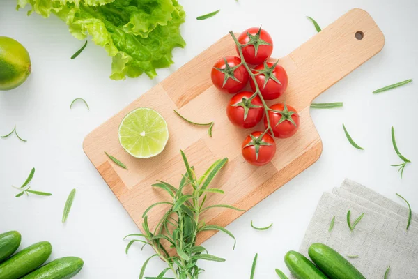 Ahşap tahta co için hazır üzerinde lezzetli salata için ham maddeler