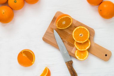 Bütün ve kesilmiş portakal, portakal beyaz bez arka plan üzerinde ahşap tahta üzerinde dilim