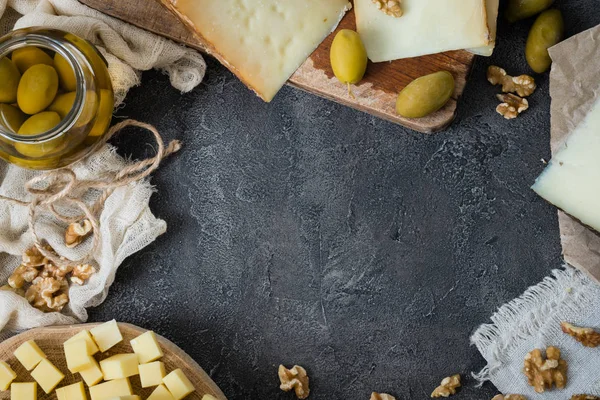 Peynir tabağı sert peynir (İsveççe, İspanyolca manchego, İtalyan pecorino toscano) cam kavanoz ve ceviz yeşil zeytin ile farklı türde