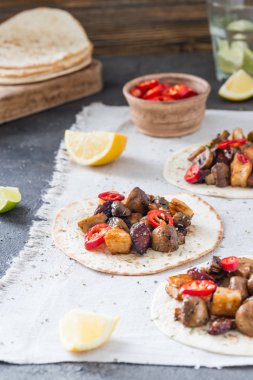 Taco ızgara mantar, İspanyol acılı sosis chorizo, Meksika ekmeği, Kıbrıs peynir Hellim, sıcak soğuk, Kuru kekik, dilim limon ve limon, su, kumaş üzerine