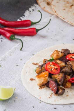 Taco ızgara mantar, İspanyol acılı sosis chorizo, Meksika ekmeği, Kıbrıs peynir Hellim, sıcak soğuk, Kuru kekik ve kumaş zemin üzerine kireç dilim