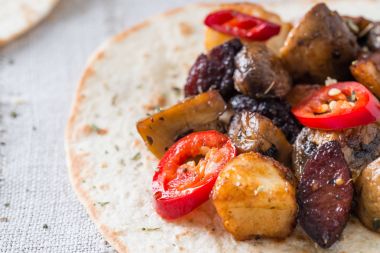 Izgara mantar, İspanyol acılı sosis chorizo, Meksika ekmeği, Kıbrıs peynir Hellim, taco closeup sıcak soğuk ve kuru kekik bez arka plan üzerinde