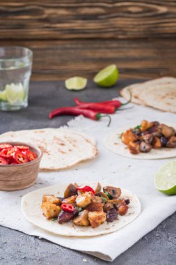 Taco ızgara mantar, İspanyol acılı sosis chorizo, Meksika ekmeği, Kıbrıs peynir Hellim, sıcak soğuk, Kuru kekik ile. Bardak masada limonlu su ile