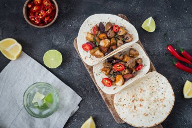Taco ızgara mantar, İspanyol acılı sosis chorizo, Meksika ekmeği, Kıbrıs peynir Hellim, sıcak soğuk, Kuru kekik ve bardak limonlu su, rustik koyu arka plan üzerinde Üstten Görünüm