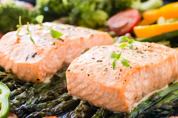 Gebackener Lachs und Gemüse auf Backblech — Stockfoto