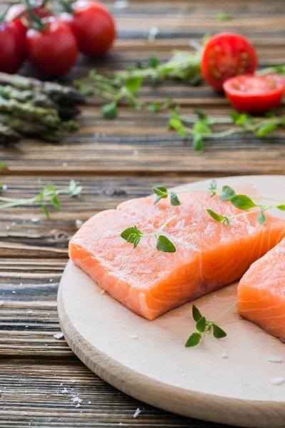 Roher roher Lachs und Gemüse auf Holztisch — Stockfoto