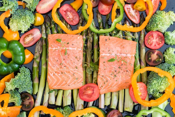 Roher roher Lachs und Gemüse auf Backblech — Stockfoto