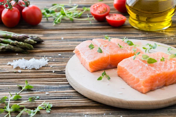 Roher roher Lachs und Gemüse auf Holztisch — Stockfoto