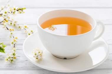 Çiçek açan brunch ile taze bitki çayı